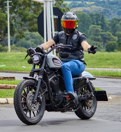HARLEY-DAVIDSON SPORTSTER XL 883 R 